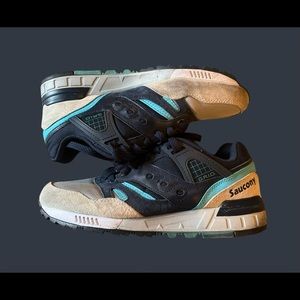 Classic blue gray n light blue saucony grid sneakers size 8.5 in mint condition